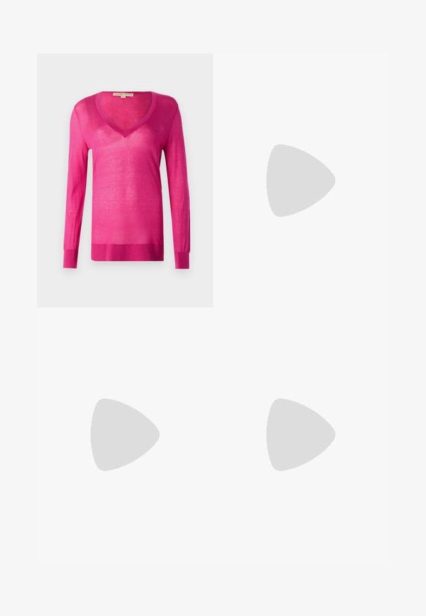 Fuchsie Langarm-V-Ausschnitt-Pullover aus leichtem, transparentem Material. Verfügt über einen gerippten Saum und Bündchen sowie eine insgesamt glatte Textur.; Gestreifte weiße Midi-Rock aus Strick mit einem strukturierten Muster und Ausschnitten am Saum. Elastischer Bund. Weiches Material.; Schwarze Leder-Ballettschuhe mit abgerundeter Spitze, glatter Textur, minimalen Nähdetails und einem flexiblen Sohlen-Design.; Hellbraune Ledertasche mit schwarzen Logos, Rautenmuster und einer goldfarbenen Akzentplatte. Verfügt über zwei Obergriffe und einen abnehmbaren Schulterriemen.