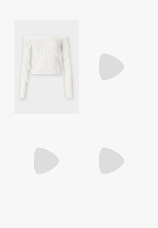 Bela, off-shoulder pletena kratka majica z diamantom, dolgi rokavi in valovit rob. Narejena je iz strukturirane pletenine.; Temno modri denim šorts z dolžino bermud, ki imajo elastični pas s vrvico, vključujejo standardne zanke za pas in vidne podrobnosti šivanja.; Beli visoki platneni športni čevelj z črnim gumijastim podplatom, sprednjim gumijastim zaščitnikom za prste in šestimi luknjicami za vezalke, ki se ponaša s preprostim, minimalističnim dizajnom.; Rdeča usnjena torba z angularnim, geometrijskim dizajnom. Ima en samostoječ nastavljiv ročaj in pokrov, zaprt z zapiranjem, ki je okrašen s šivi.