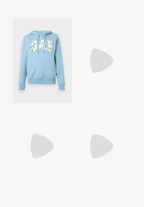 Šviesiai mėlynas džemperis su priekinėmis kengūros kišenėmis, su raišteliais ir "GAP" tekstu, dekoruotu baltomis ramunėlėmis krūtinės srityje.; Plačios kojos džinsai vidutinio mėlynumo plovime, su gradientiniu efektu nuo tamsesnio prie šviesesnio. Pagaminti iš džinsinio audinio su tradiciniu penkių kišenių dizainu.; Juodi odiniai platformos batai su masyviu blokuota kulniuku, apvalia nosimi ir tradiciniu šnypštimo dizainu. Turintys glotnų paviršių ir minimalų dekoravimą.; Juodas odinis tote krepšys su lygia tekstūra, stačiakampio formos ir dviem ilgais rankenomis. Matomų metalinių detalių ar puošybos nėra.