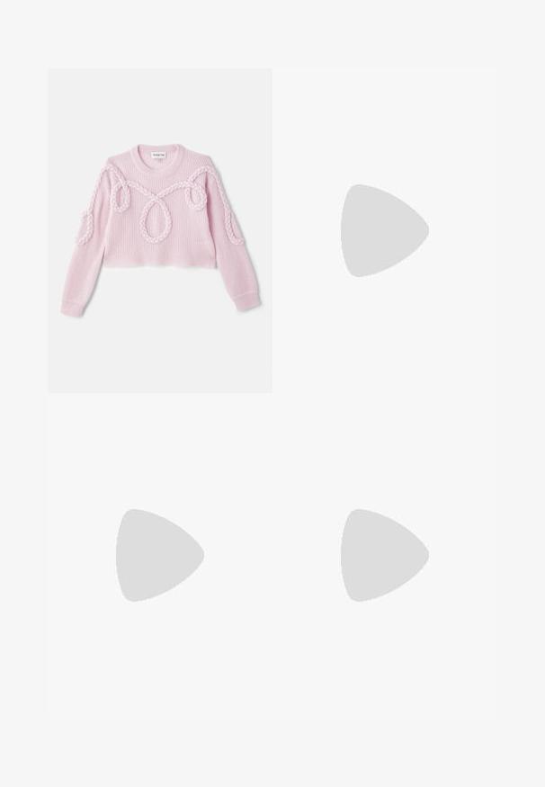 Maglione cropped rosa con texture a coste e dettagli intrecciati lungo le spalle e le braccia. Realizzato in morbido tessuto lavorato a maglia.; Pantaloni a gamba larga marroni con una texture liscia, dotati di una cintura nera in vita e tasche laterali. Design sartoriale e vestibilità rilassata.; Sandal in pelle marrone con cinturini incrociati, chiusura con cinturino alla caviglia e suola piatta con dettagli di cucitura minimi.; Borsa in pelle marrone con parte superiore arricciata e tracolla a catena. Texture liscia con finitura lucida e dettagli di cucitura sottili sui lati.