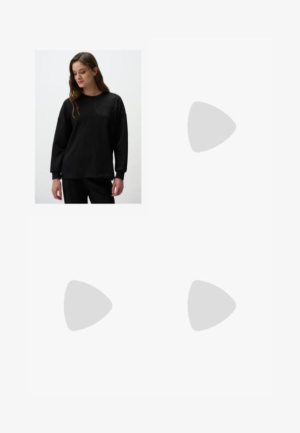 Felpa nera con maniche lunghe, scollatura rotonda, caratterizzata da un motivo decorativo di piccoli rivetti sul lato superiore sinistro. Tessuto morbido.; T-shirt bianco semplice realizzato in cotone, con scollatura rotonda, maniche corte e vestibilità morbida. Texture liscia senza motivi o accenti.; Jeans dritti di colore blu chiaro realizzati in denim. Presentano tasche frontali, zip e bottone, e cuciture visibili lungo le cuciture.; Stivale alla caviglia in suede beige con suola platform, punta rotonda e dettagli di cucitura; presenta un inserto sul retro per una facile calzata.; Borsa a tracolla in ecopelle nera con manici doppi, una tracolla removibile, cerniere angolate e hardware argentato. Finissaggio texturizzato con dettagli cuciti.