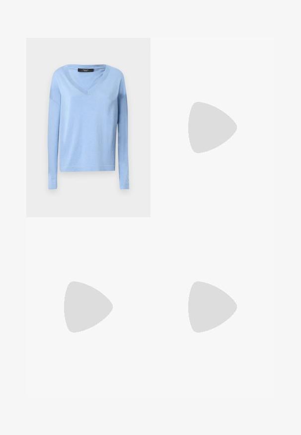 Maglione azzurro chiaro a maniche lunghe con scollatura a V. Realizzato in tessuto morbido, presenta una vestibilità rilassata e polsini e orlo a coste.; Camicia da pigiama in seta di colore azzurro chiaro con motivi a nuvola, dotata di colletto a punta, cinque bottoni e due tasche frontali con rifiniture rosa pallido.; Jeans in denim dal taglio rilassato, caratterizzati da applicazioni di cuori azzurri sul davanti, cinque tasche e chiusura con bottone.; Stivaletti argento con punta a mandorla, finitura metallica lucida e tacco a blocco. Texture liscia con dettagli di cucitura minimi.; Borsa hobo in pelle morbida di colore azzurro chiaro con forma a mezzaluna. Texture liscia, tracolla regolabile e chiusura con zip. Presenta una stampa del logo sul davanti.