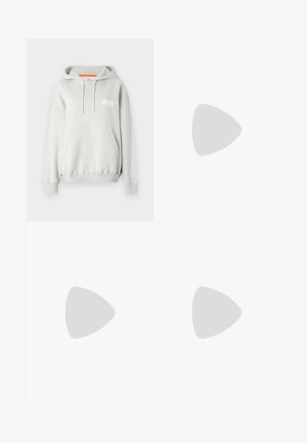 Grå hettegenser laget av blandingsfiber, med kengurulomme, snor, og en hvit logo på brystet. Ribbestrikket mansjetter og kant.; Vide ben blå denimbukser med høy midje, med frontlommer og en enkelt knappelukking. Teksturert stoff med synlig søm.; Sko med spiss tå og slingback i off-white skinn, med lav hæl og utskårent design, med en glatt tekstur og minimale detaljer.; Svart- og hvitstripet håndveske med en strukturert form, som har et topphåndtak, en avtakbar kjedestropp, og metallisk logo-akcent.