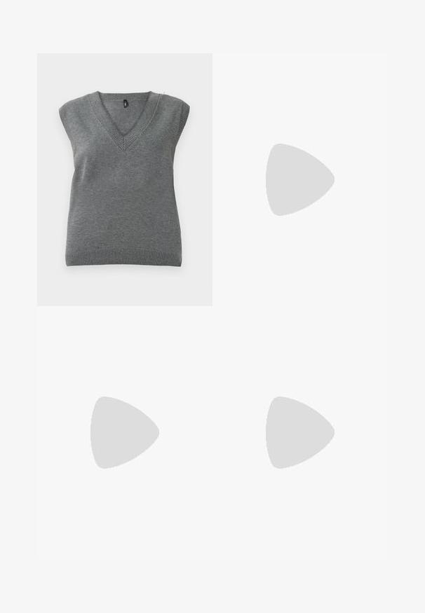 Gilet sans manches en tricot gris avec col en V et bords côtelés, présenté à plat sur un fond clair.; Shorts taille haute en simili cuir noir avec passants de ceinture, plis à l'avant et fermeture éclair dissimulée, étiquetés "ONLY" à l'intérieur de la ceinture.; Chaussure noire à bout pointu avec un design en panneau en maille, présentant un petit talon et un laçage à l'avant. Fabriquée à partir d'une combinaison de cuir et de matériau en maille.; Top court rayé gris et jupe taille haute verte olive. Le mannequin tient un sac à bandoulière blanc avec des découpes. Design simple, silhouette ajustée.