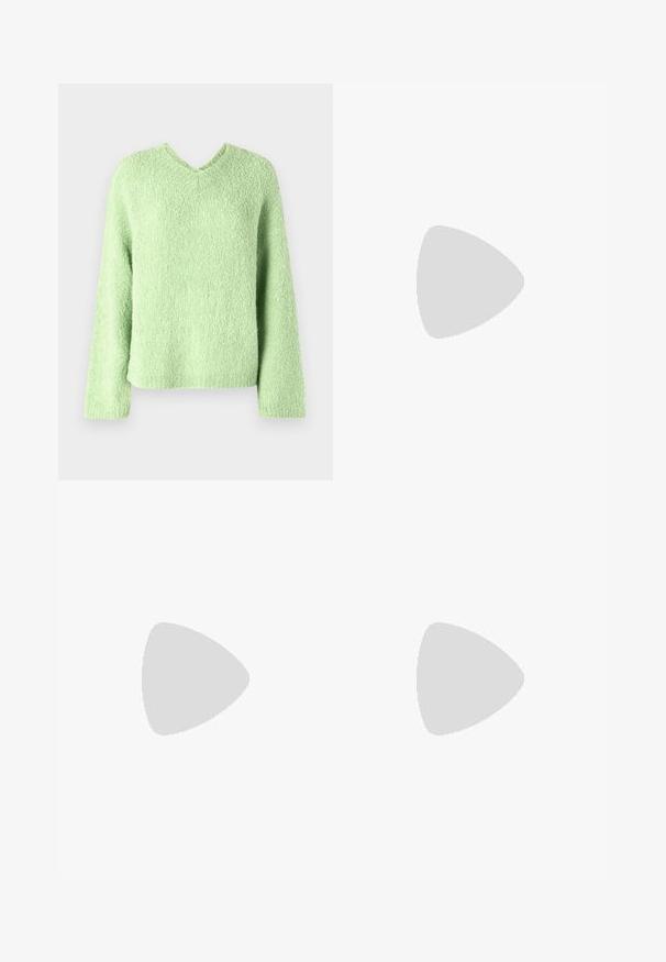 Maglione verde chiaro, con texture, a scollo a V, maniche lunghe e vestibilità rilassata. Il tessuto mostra un aspetto morbido e soffice.; Pantaloni in pelle nera con una texture liscia, caratterizzati da un fit dritto, due tasche frontali e dettagli delle cuciture in evidenza.; Stivali neri in pelle fino alla caviglia con punta appuntita e tacco spesso. Texture liscia con minimi dettagli e un design elegante e aderente.; Borsa a tracolla in pelle nera con due manici lunghi, una texture liscia e una forma strutturata. Presenta una tasca frontale per ulteriore spazio di archiviazione.