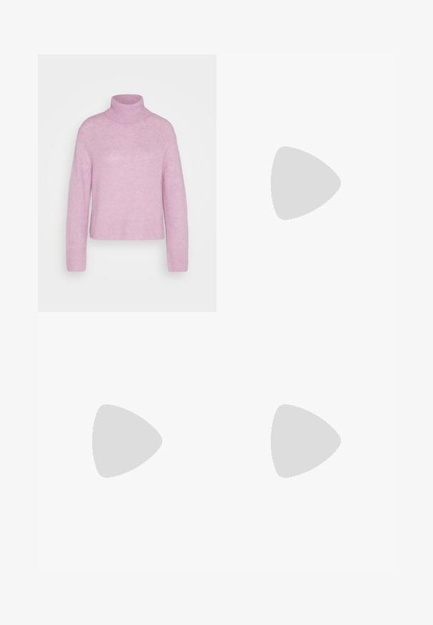 Mos Mosh THORA ROLLNECK - Maglione - lavender herb; Pantaloni neri a gamba larga caratterizzati da un tessuto testurizzato, una vita elastica e una cintura staccabile per una vestibilità regolabile.; Pump in pelle nera con punta affusolata e tacco basso a blocco. Presenta una cinghia alla caviglia con una fibbia in tonalità oro. Texture liscia.; Borsa nera con forma strutturata, texture liscia e una chiusura metallica. Abbinata a pantaloni neri larghi e sandali open-toe su un pavimento in legno.