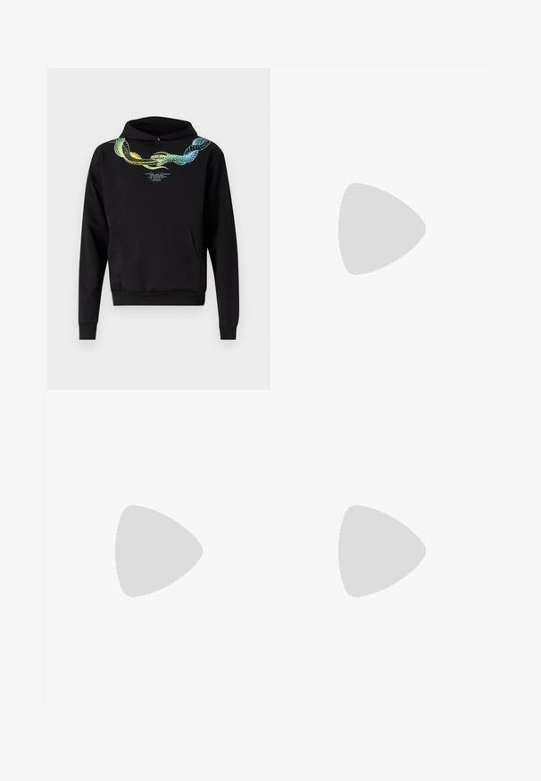 Felpa con cappuccio nera realizzata in tessuto morbido, con una grafica di serpente multicolore sul petto e una tasca a marsupio frontale.; Jeans in denim nero a gamba larga con un finish sbiadito, dotati di chiusura con bottone, cinque tasche e cuciture in contrasto lungo i lati.; Mocassini in pelle nera con punta rotonda, dotati di accentuazione in metallo dorato e dettagli di cucitura, posizionati su una suola in gomma testurizzata bassa.; Occhiali da sole neri rotondi con lenti scure e sottili bracci in metallo. Include punte trasparenti e accenti argentati alla cerniera. Design minimalista.
