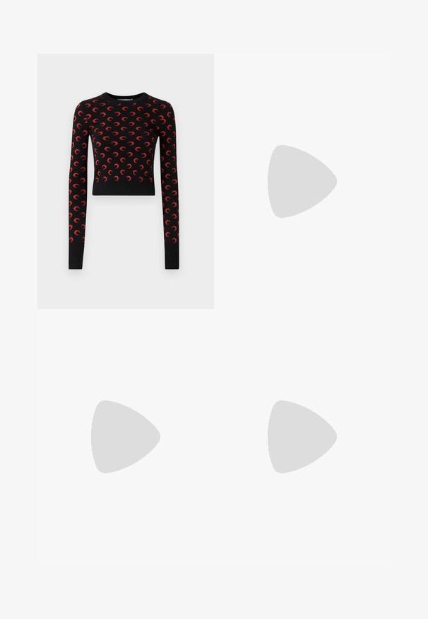 Černý svetr s krátkým střihem vyrobený z pleteného materiálu, s červenými vzory půlměsíce, dlouhými rukávy a žebrovaným výstřihem a manžetami.; Černé kalhoty vyrobené z hladké tkaniny, vybavené vysokým pasem, širokými nohavicemi, předními záhyby a klasickými poutky na opasek. Nejsou viditelné boční kapsy.; Slinbková podpatková obuv s špičatou špičkou v tmavě hnědé lesklé umělé krokodýlí kůži. Obsahuje zlatý geometrický podpatek a nastavitelný páskový pásek kolem kotníku.; Černá kožená kabelka zaobleného tvaru, s širokým popruhem a texturovaným povrchem. Obsahuje jemné švy a akcenty ve zlatém tónu.
