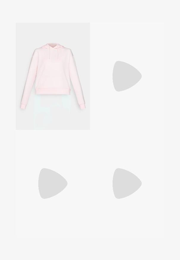 Helle rosa, kurz geschnittene Kapuzenjacke mit Kordelzug, weiten Ärmeln und weichem Stoff. Mit geripptem Saum und Bündchen.; Weißes T-Shirt mit kurzen Ärmeln, das ein strukturiertes Blumenmuster, einen runden Halsausschnitt und einen lässigen Schnitt aufweist. Hergestellt aus weichem, leichtem Stoff.; Schwarze Leggings aus dehnbarem Material mit hohem Bund. Merkmale sind weiße Seitenstreifen und eine glatte Textur.; Schwarze Sportschuhe mit einem atmungsaktiven Mesh-Obermaterial, strukturierten Details und einer weißen Gummisohle. Ausgestattet mit flachen Schnürsenkeln und einer Zuglasche an der Ferse.