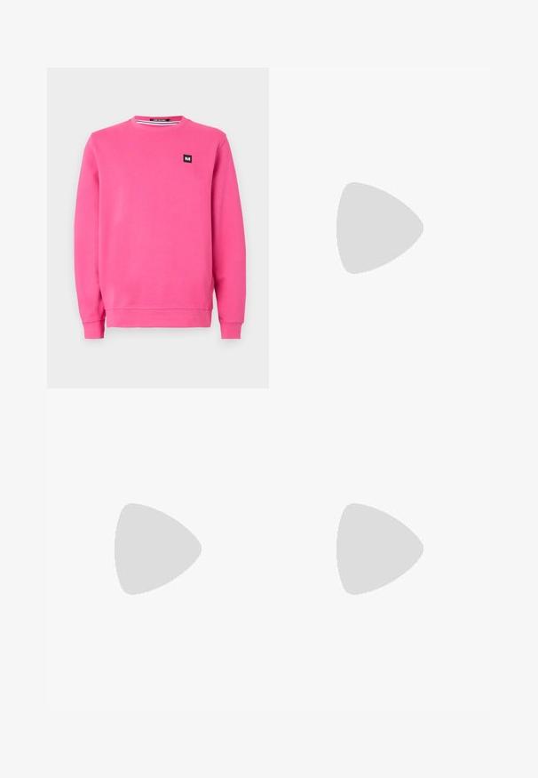 Sudadera rosa hecha de un tejido suave, con cuello redondo, mangas largas, puños de canalé y un pequeño parche de logo negro en la parte frontal.; Pantalones negros de tela duradera, con un diseño de pierna recta, una cinturilla con trabillas para cinturón y costuras para mayor textura.; Zapatilla Nike Air Max 90 blanca con parte superior de malla y cuero, caja de puntera perforada y unidad de aire visible en el talón.; Gafas de sol negras con acabado mate, lentes rectangulares, ligera curvatura en las patillas, sutil detalle del logo y lentes ahumados.