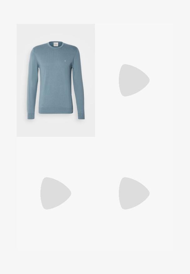 Svetle modrý svetr s kulatým výstřihem vyrobený z jemné pleteniny, s dlouhými rukávy a malým bílým logem na hrudi.; Bílá bavlněná tričko s kulatým výstřihem, krátkými rukávy a vyšitým logem "Calvin Klein" na prostředku hrudi. Jednoduchý design.; Světlé modré riflové zvonové džíny s opotřebovaným vzhledem, pěti kapsami, poutky na pásek a knoflíkovým zapínáním v pase.; Bílé tenisky vyrobené z hladké kožené materiálu, s kontrastním béžovým semišovým akcentem na patě a detailem zipu na boku.