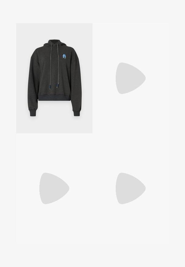 Dunkelgraue, verkürzte Kapuzenjacke aus weichem Material, mit einem blauen Grafikdesign auf der Brust, kontrastierenden Kordeln und gerippten Bündchen.; Weißes Baumwoll-T-Shirt mit kurzen Ärmeln und Rundhalsausschnitt, das auf der Brust ein kleines rotes "Holzweiler"-Logo prominent zeigt.; Hellblaue Jeansrock mit einem Schlitz vorne und rohem Saum. Verfügt über eine klassische Fünf-Taschen-Stil und einen Knopfverschluss an der Taille.; Schwarze Leder-Ballettschuhe mit abgerundeter Spitze, glatter Textur, minimalen Nähdetails und einem flexiblen Sohlen-Design.
