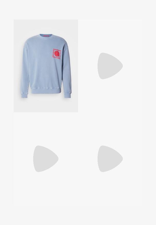 Világoskék pulóver hosszú ujjakkal, kerek nyakkivágással és bordázott mandzsettákkal. A mellzseb környékén egy piros hímzett grafika található.; Csíkos, világoskék és fehér hosszú ujjú ing, klasszikus gallérral, gombos elülső résszel és két elülső zsebbel. Sima pamut anyag.; Sötétszürke anyagból készült, bő szárú nadrág. Ráncokkal a deréknál, elegáns fazonnal és egyenes sziluettel rendelkezik.; Barna árnyalatú velúr mokaszin sötétbarna díszítéssel, lekerekített orral és puha fehér talppal. Fűzős dizájn és varrt részletek jellemzik.