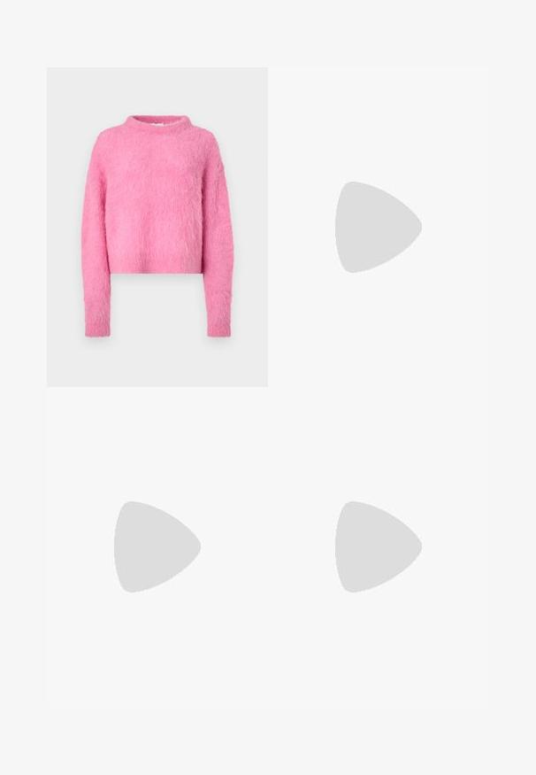 Ροζ κοντό πουλόβερ φτιαγμένο από μαλακό, αφράτο υλικό με μακριά μανίκια και ψηλό λαιμό. Ψηφισμένη επιφάνεια με σχέδιο χαλαρής εφαρμογής.; Πλάι-πλάι τζιν σε μαύρη denim με φερμουάρ μπροσ�τά, σχέδιο με πέντε τσέπες και διακριτές ραφές. Λείος υφασμάτινος χαρακτήρας και χαλαρός στυλ.; Μαύρα πατεντέ δερμάτινα γοβάκια slingback με μυτερή μύτη και γεωμετρικό τακούνι. Έχουν κομψό, μινιμαλιστικό σχέδιο και λεία υφή.; Μαύρη δερμάτινη tote τσάντα με λείο υφή, καμπύλο σχήμα και μία ρυθμιζόμενη ζώνη. Διαθέτει μεγάλη άνοιγμα στην κορυφή.