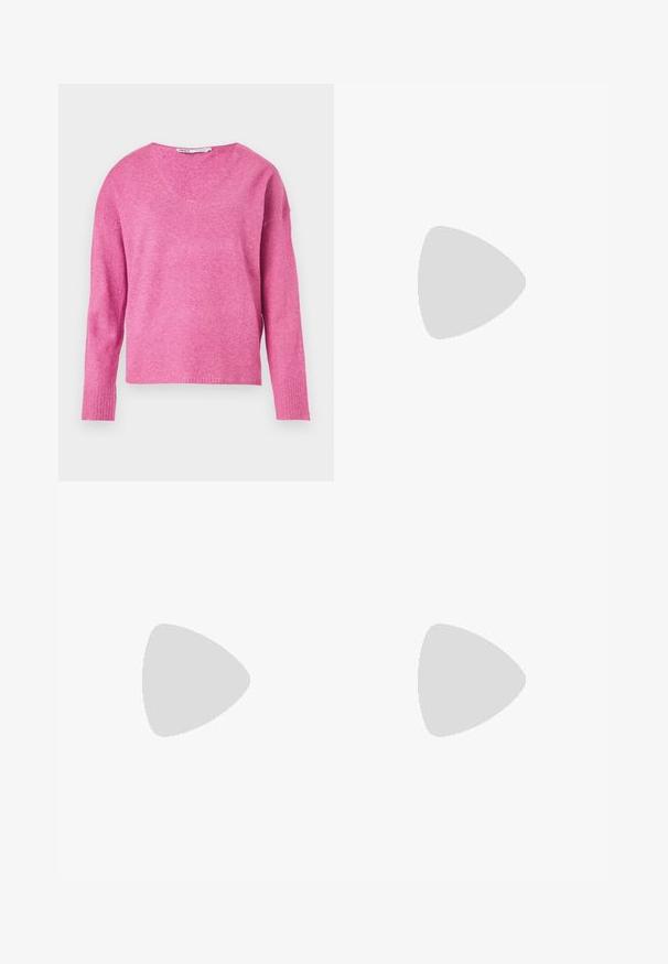 Ružový pletený sveter s výstrihom do V, dlhými rukávmi, rebrovanými manžetami a jemnou textúrou. Dizajn má mierne voľný strih.; Čierne faux kožené zvonové džínsy s prednými vreckami, kovovým zapínaním a mierne textúrovaným povrchom. Priamy strih s dlhým strihom.; Burgundské lakované balerínky s okrúhlou špičkou, malou mašľou na prednej strane a nízkou čiernou gumovou podrážkou. Hladký povrch.; Čierna kožená crossbody taška s textúrovaným povrchom. Obsahuje tri vonkajšie vrecká a nastaviteľný popruh. Kompaktný, zaoblený tvar.