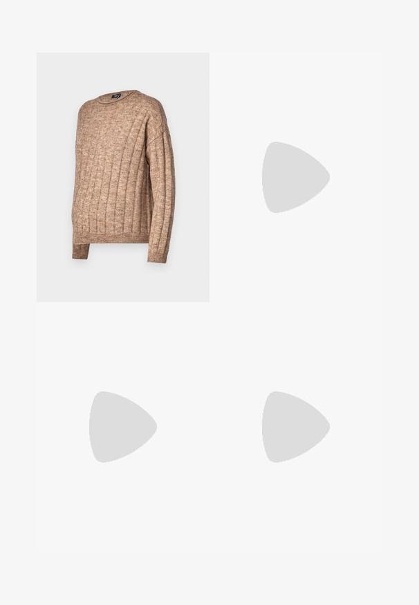 Brauner, gerippter Pullover mit Rundhalsausschnitt, der ein strukturiertes Strickdesign aufweist. Lange Ärmel und eine lockere Passform, mit sichtbaren Nahtdetails.; ONLY MATERNITY OLMPAIGE  - Stoffhose - black; Weiße Sneaker mit einem glatten, synthetischen Obermaterial, perforierter Zehenbox, flachen Schnürsenkeln und einer strukturierten Sohle, präsentiert auf einer Holzoberfläche.; Braune Kunstleder-Schultertasche mit geschwungener Form, minimaler Naht und goldfarbener Hardware-Akzent. Verfügt über einen oberen Reißverschluss und einen verstellbaren Trageriemen.; Silberne Creolen mit einer glatten, glänzenden Oberfläche. Abgerundete Form, leichtes Design, mit einer Steckverschluss. 