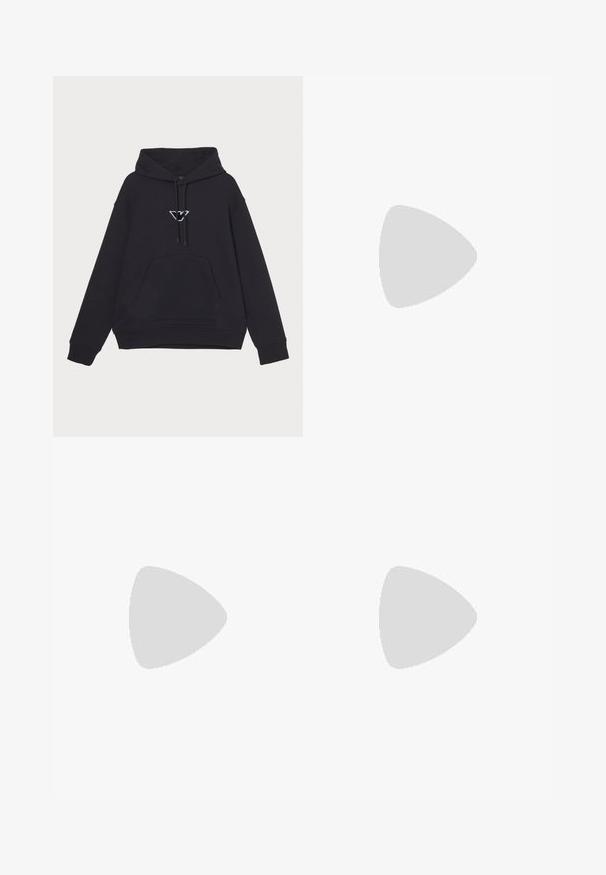 Emporio Armani FELPA - Jersey con capucha - blu navy; Camiseta blanca de algodón con mangas cortas, cuello redondo y un pequeño logo gris en el lado izquierdo del pecho. Textura suave.; Jeans de mezclilla azul oscuro con un diseño de pierna recta, que cuentan con cinco bolsillos, un cierre de botón y detalles de costura en contraste.; Zapatilla blanca con acentos de ante, puntera redondeada, cordones planos y suela de goma color crema. Presenta un logo verde en el talón.