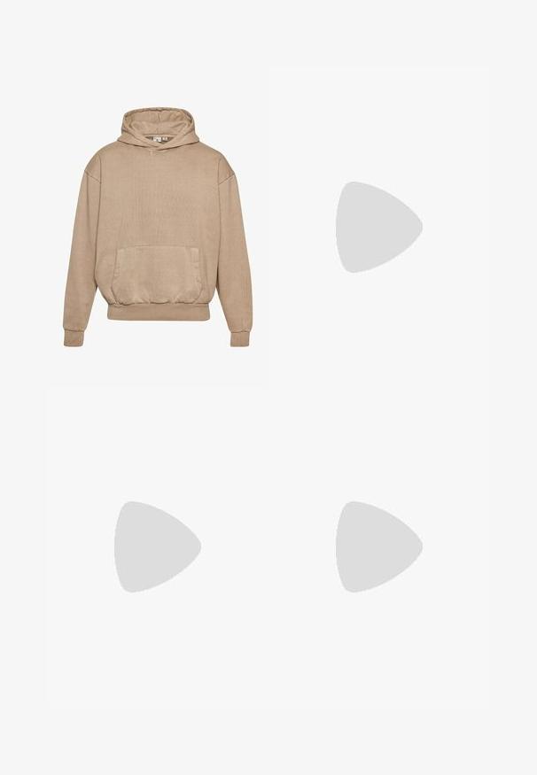 Beige Kapuzenpullover aus strukturierter Stoff mit einer Fronttasche, gerippten Bündchen und Saum. Verfügt über einen Kordelzug in der Kapuze und einen lockeren Schnitt.; Weißes Baumwoll-T-Shirt mit rundem Halsausschnitt und kurzen Ärmeln, mit einem schwarz gestickten Logo, das in der Mitte der Brust platziert ist.; Helle blaue Denim-Jeans mit geradem Beinschnitt, fünf Taschen und metallischem Knopfverschluss. Sanfte Textur und leichte Ausbleichdetails.; Weiße Leder Sneaker mit schwarzen Akzenten, versehen mit einem charakteristischen Logo an der Seite, runder Zehenform und strukturiertem Gummisohle.