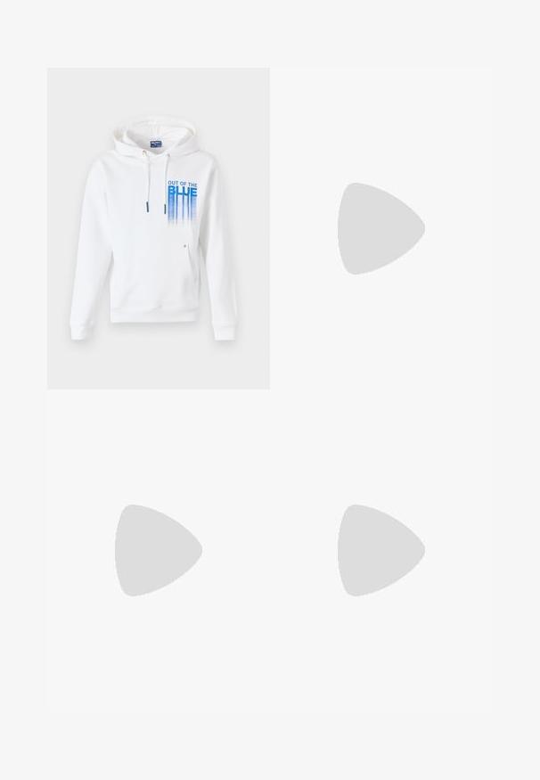 Balta kapucinė su priekinėmis kišenėmis, su raišteliu reguliuojama gobtuvu, ir mėlynos spalvos spausdintu tekstu "OUT OF THE BLUE" su vertikalių linijų dizainu.; Juodi kelnių su elastinga juosmena, tiesaus kirpimo ir sukurtomis rankovėmis. Pagaminti iš lygaus, audinio be raštų.; Juodas žemas sportinis batelis su raštuota kanapių viršumi, baltu guminiu nosies dangteliu, tekstūruotu padu ir logotipo akcentu šone. Metaliniai aklai raištams.; Juodas stačiakampis maišelis, pagamintas iš tekstūruotos medžiagos, su užtrauktuku, reguliuojamu dirželiu ir logotipo etikete priekyje.