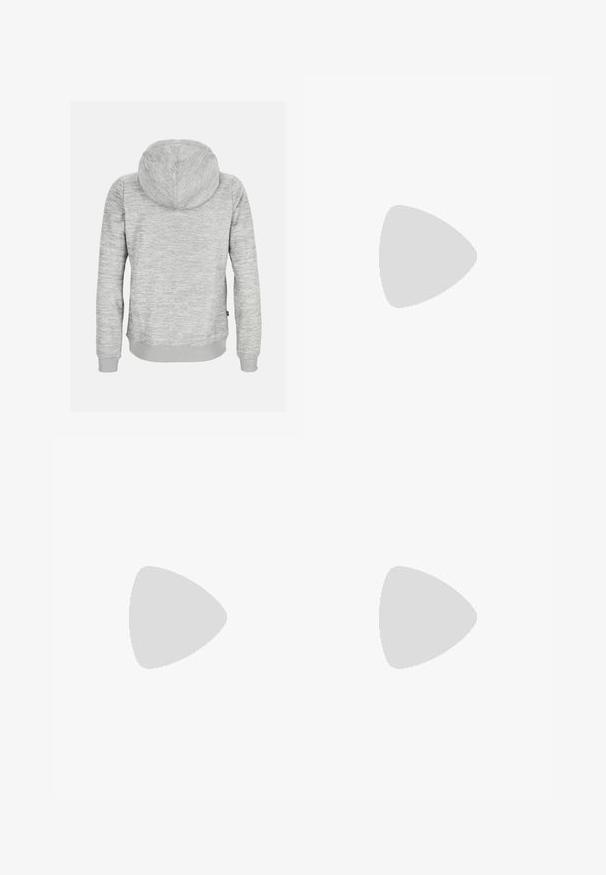 Felpa grigia con tessuto texturizzato, cappuccio con cordino e polsini a coste. Presenta un design in tinta unita e una vestibilità rilassata in vita.; Pantaloni della tuta grigi chiari con vita regolabile, gamba affusolata e un piccolo logo bianco sulla coscia sinistra. Realizzati in un morbido tessuto texture.; Scarpe da ginnastica grigio chiaro con tomaia in rete e sintetico, dotate di chiusura con lacci, collo imbottito e suola testurizzata per una migliore aderenza.; Orecchini a cerchio in argento con finitura liscia e lucida e design senza soluzione di continuità, caratterizzati da bordi arrotondati e una chiusura sicura.