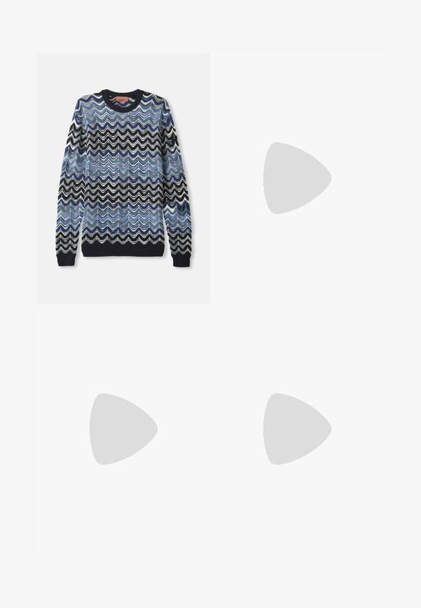 Πλεκτό πουλόβερ με σχέδιο ζιγκ ζαγκ σε αποχρώσεις του μπλε, του μαύρου και του λευκού. Στρογγυλή λαιμόκοψη με ριμπ μανσέτες και στρίφωμα. Μαλακή υφή.; Μαύρο παντελόνι από μαλακό ύφασμα, με πλαϊνές πιέτες στο μπροστινό μέρος, κουμπί κλεισίματος και διπλωμένα μανίκια στον αστράγαλο.; Μαύρο δερμάτινο λούστρο με γυαλιστερή φινίρισμα, στρογγυλή μύτη, διακριτικές ραφές και παχύ καουτσούκ σόλα για ανθεκτικότητα.; Μπεζ δερμάτινη τσάντα ώμου με υφασμένη επιφάνεια, διαθέτει μπροστινή τσέπη με φερμουάρ και ρυθμιζόμενο μαύρο λουρί. Το λογότυπο απεικονίζεται μπροστά.