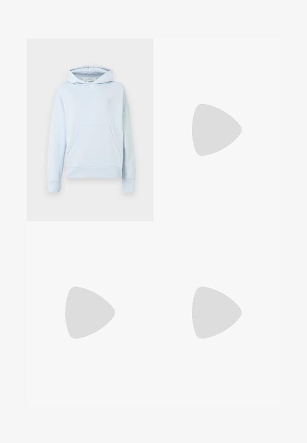 Felpa azzurra chiaro realizzata in morbido cotone. Presenta una tasca frontale, un cappuccio con coulisse e polsini a coste. Logo stampato sul bordo del cappuccio.; Pantaloni shorts in denim azzurro chiaro con una vestibilità comoda, caratterizzati da vita alta, tasche laterali e chiusura a bottone. Texture sbiadita su tutta la superficie.; CLOSED Ballerine - ecru; Borsa Python-print in beige e nero, caratterizzata da una forma strutturata, dettaglio con fibbia e doppi manici. Superficie texture.
