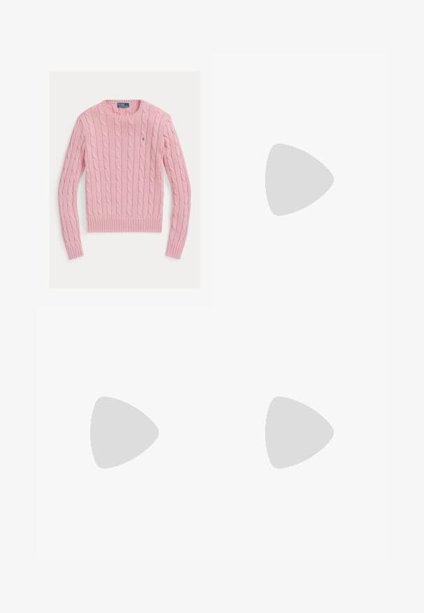 Pull en tricot à torsades de couleur rose clair, avec un col rond, un ourlet et des poignets côtelés, et un petit logo sur la poitrine.; Chemise blanche à manches longues, en coton, avec un col rond, ornée d'un petit logo marine sur la poitrine gauche. Design simple, coupe standard.; Pantalons larges blancs à taille haute, avec une fermeture à bouton et des détails de couture subtils. Fabriqués en coton avec une texture lisse.; Baskets blanches en cuir avec une finition lisse, accents navy et un petit logo sur le côté. Elles disposent de lacets plats et d'une semelle en caoutchouc texturée.