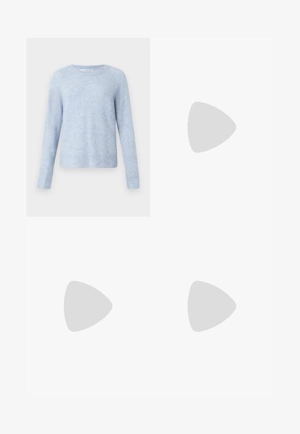 Pull bleu clair en tissu doux et texturé, doté d'un col rond, de manches longues, et de bords côtelés aux poignets et à l'ourlet.; Jean large bleu clair en denim, avec une taille haute, des poches avant, une fermeture à bouton et un léger dégradé dans le tissu.; Mocassins plateformes en cuir noir avec un bout arrondi et une large sangle sur le devant. Dotés d'un talon carré épais et d'une texture lisse.; Boucles d'oreilles en argent avec un design lisse et courbé. Le métal est poli, avec un matériel minimaliste et un logo gravé subtil.