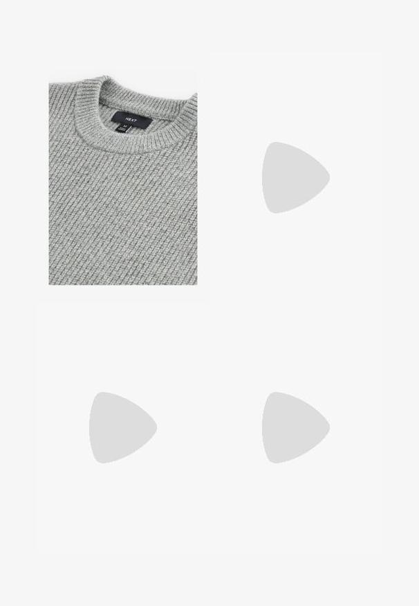 Grauer Strickpullover mit gerippter Textur, runder Ausschnitt und Etikett, das die Größe Medium angibt. Der Stoff wirkt weich und voluminös.; Ein schlichtes weißes T-Shirt mit einer Nahaufnahme des Ausschnitts und des Etiketts, auf dem "NEXT EDIT." auf einem hellen Hintergrund zu sehen ist.; Schwarze Chinos mit geradem Bein, Gürtelschlaufen, Knopfverschluss und Seitentaschen, auf einem hellgrauen Hintergrund präsentiert.; Weiße Sportschuhe mit einem strukturierten Strickobermaterial, flachen Schnürsenkeln und einer gepolsterten Sohle mit sichtbaren Luftkammern für zusätzlichen Halt.