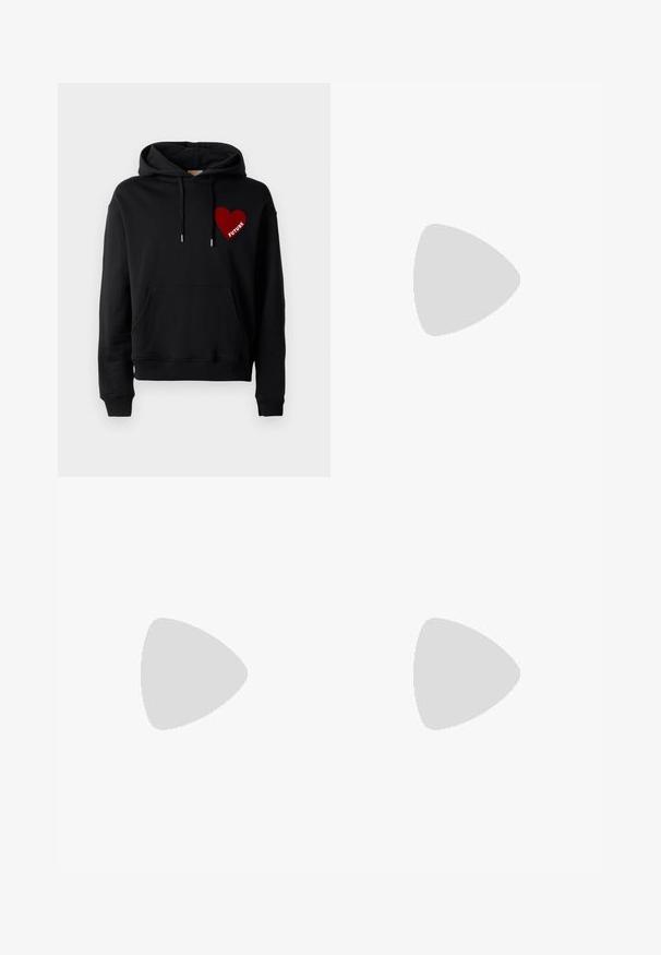 Hoodie noir avec une poche devant, cordons de serrage, et un graphic de cœur rouge avec le mot "FUTURE" en blanc. Matière en coton douce.; Chemise en coton blanc à manches longues avec un col rond, fentes latérales en bas et une texture lisse, présentée de dos.; Jeans en denim bleu clair avec une coupe droite, cinq poches, fermeture à bouton, peu d'usure et des détails de couture contrastés.; Sneaker blanche avec une tige en cuir lisse et un profil bas. Présente un bout arrondi, six œillets et une semelle en caoutchouc texturé.