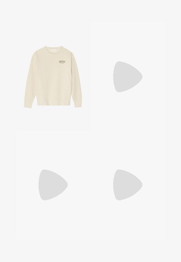 Beige collegepaita pyöreällä pääntiellä, pitkällä hihalla ja resorireunuksella. Rinnassa vihreä teksti "Club House Miami Beach, Florida".; Kapeat farkut haalistuneessa harmaassa denimmateriaalissa, joissa on kuluneet yksityiskohdat polvissa, yhdistettyinä valkoisiin lenkkareihin. Suora pinta, kapea leikkaus.; Valkoiset nahkasneakersit, joissa on rei'ityksiä, pyöreä kärki, tasapohja ja paksut nauhat, joissa on näkyvä swoosh-logo ja "AIR" kantapäässä.; Harmaa ruostumaton teräs rannekello, jossa on tummansininen kellotaulu, metalliset tuntimerkit ja päivämääränäyttö kello 3:ssa. Vesitiivis 50 metriin asti.