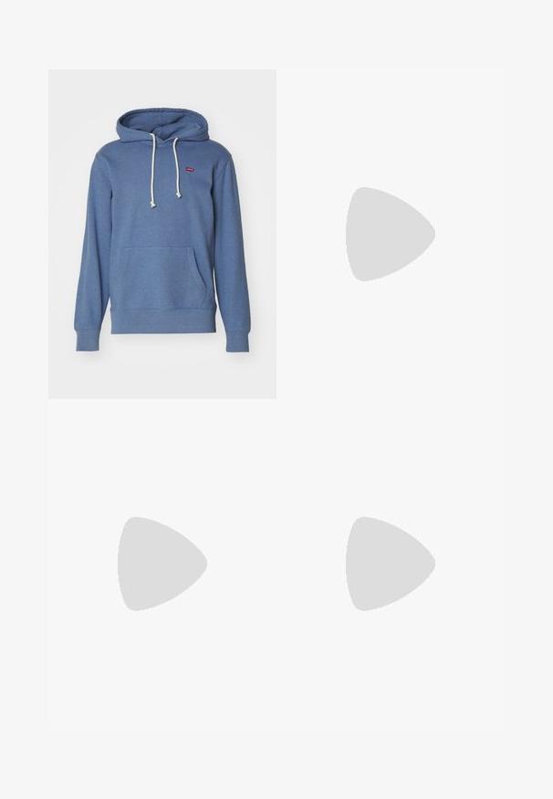 Levi's® ORIGINAL  - Sweater - single dye blue cascade; Set van drie basic t-shirts in zwart, wit en lichtgrijs. Korte mouwen, ronde hals, gemaakt van gladde katoenstof. Merkl logo zichtbaar.; Lichtblauwe denim jeans met een relaxed fit, met een rechte pijp en standaard stiksels, gecombineerd met zwarte sneakers.; Zwarte sportieve schoenen met een bovenwerk van mesh, rubberen buitenzool en reflecterende accenten. Voorzien van een gevoerde zool en een vetersluiting.
