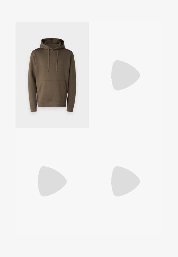 Bruine hoodie met koordjes, voorzak met kangaroo-stijl en een zwart gedrukt logo over de borst. Zachte stoffen textuur.; Blauwe denim cargoshorts met een hoge taille, meerdere cargozakken aan de zijkanten en een klassieke vijf-pocket stijl. Stonewashed textuur.; Zwarte lage sneakers met witte strepen, zwarte veters, gestructureerde zwarte zool en witte hielaccent, met het merk "JACK & JONES" aan de zijkant.; Zwarte stof heuptas met een afgeronde vorm, voorzak met rits en een gladde textuur. Geen zichtbare patronen of accenten. Lichtgewicht ontwerp.