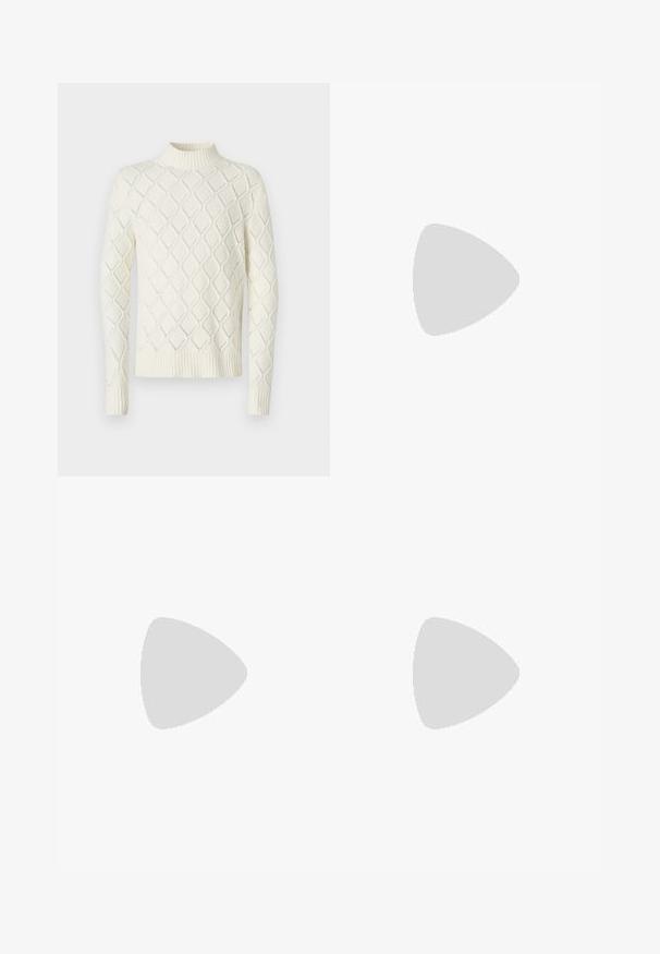 Sweter w kremowym kolorze z wysokim kołnierzem, z wzorem w romby i prążkowanymi mankietami oraz hemem. Miękka tekstura, długie rękawy.; Czarne spodnie o prostym kroju, wykonane z gładkiego materiału. Posiadają szlufki na pasek oraz fałdę z przodu.; Czarne skórzane loafersy z okrągłym czubkiem, wypukłym detalem szwowym na wierzchu oraz płaską gumową podeszwą. Gładka tekstura, klasyczny design.; Przezroczyste plastikowe okulary przeciwsłoneczne z prostokątnymi brązowymi soczewkami, z cienkimi, przezroczystymi ramionami i metalowymi akcentami na skroniach.; Ciemnogranatowa skórzana teczka z podwójnymi rączkami u góry i odpinanym paskiem. Posiada teksturowane wykończenie, pionowe przeszycia oraz detal z logo.