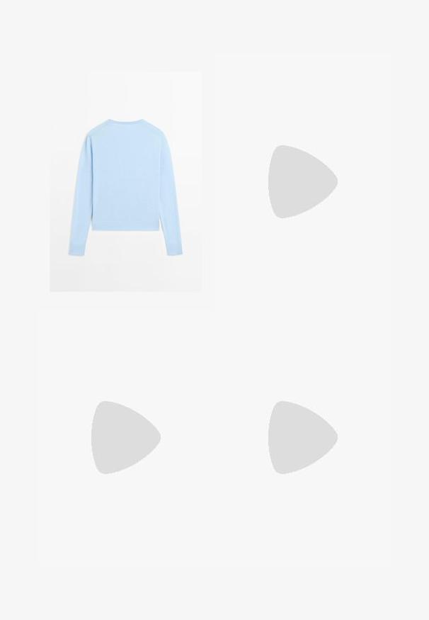 Maglione azzurro chiaro a maniche lunghe, realizzato in un materiale morbido, con scollatura rotonda e polsini a costine. La vista posteriore mostra un design semplice e pulito.; Top bianco aderente realizzato in tessuto a coste, con maniche a farfalla e dettagli arricciati sui lati per texture e forma.; Pantaloni a gamba larga bianchi realizzati in un tessuto leggero. Presentano una vita elastica con cordoncino e tasche laterali. Texture liscia.; Scarpa nera in suede con tacco alto, punta affusolata, dettaglio annodato sul davanti, cinturino alla caviglia e sottile tacco a stiletto.