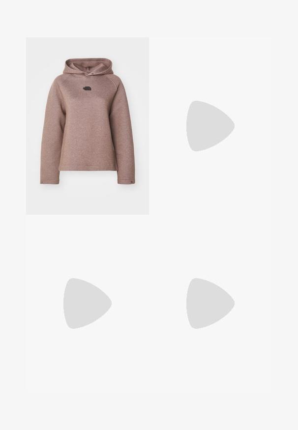 The North Face RELAXED HOODIE - Ikdienas džemperis - smokey brown heather; Melnas garām piedurknēm T-krekls, izgatavots no kokvilnas ar apaļu kaklu. Tam ir mazs balts logo kreisajā krūtīs. Vienkāršs dizains un piegulums.; Melni nailona bikses ar noņemamām kājām, regulējamiem uzmavām, vairākām kabatām un logotipu uz labās kājas. Gluda, viegla tekstūra.; Beige un krēma sporta apavi ar strukturētu tīkla virsmu, atbalstošajiem slāņiem un gumijas zoli ar protektoru rakstu, kas nodrošina saķeri.