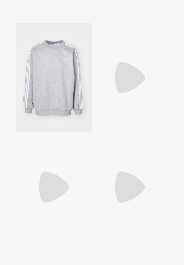 Sweatshirt cinza feito de tecido misto de algodão, com mangas longas, gola alta e três riscas brancas ao longo de cada ombro.; T-shirts brancos de algodão, mangas curtas, design de gola redonda, com textura lisa, empilhados em fila, com uma marcação subtil na gola.; Calções pretos em algodão com uma cintura elástica, costuras laterais e um pequeno logótipo branco na perna esquerda. Textura suave, design até ao joelho.; Sneakers pretos com parte superior em camurça e sintético, apresentando três riscas brancas, sola de borracha texturizada e etiqueta azul no linguete.