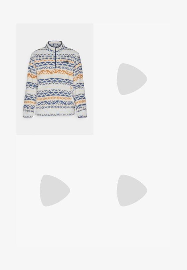 Φούτερ με ψηλό γιακά, με γεωμετρικά σχέδια σε μπλε, πορτοκαλί και κρέμ. Μαλακή υφή με μισό φερμουάρ μπροστά και λεπτομέρεια λογότυπου.; Λευκό βαμβακερό t-shirt με κοντά μανίκια, στρογγυλή λαιμόκοψη και τσέπη στο αριστερό στήθος με το μπλε λογότυπο "Patagonia". Κλασική εφαρμογή με ομαλή υφή.; Μπεζ παντελόνια με φερμουάρ που έχουν λεία υφή, διαθέτουν δύο πλαϊνές τσέπες, κλείσιμο με κουμπί και μανσέτες που αναδιπλώνονται για μεγαλύτερη ευελιξία.; Πεζοπορικά παπούτσια σε ελιά πράσινο και μαύρο χρώμα με ροζ λεπτομέρειες. Διαθέτουν υφή στην επάνω πλευρά, ευέλικτη σόλα, ενισχυμένη λοξότμητη μύτη και πολύχρωμο σύστημα κορδονιών.