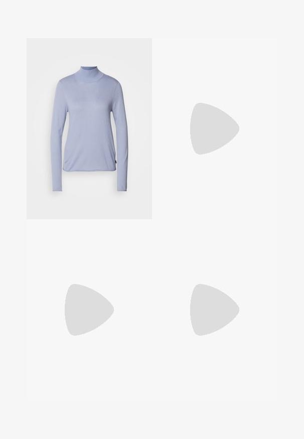 Top de gola alta de manga longa em azul claro, feito de um tecido suave, apresentando um design ajustado e uma textura suave. Estilo minimalista sem padrões.; Vestido sem mangas azul claro com decote alto, corpete ajustado e saia rodada. Feito de um tecido suave com um design plissado.; Sandal de salto alto prateado metálico com biqueira aberta, apresentando três tiras finas sobre o pé e uma tira no tornozelo com fivela.; Bolsa de mão metálica dourada com uma textura suave, apresentando um fecho em aba triangular. A mão que a segura tem unhas bem cuidadas.; Brinco de argola prateada com acabamento polido, apresentando pequenos detalhes em dourado e uma forma redonda, usado na orelha.