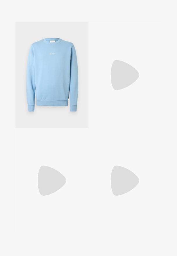 Hellblauer Pullover aus weichem Stoff mit Rundhalsausschnitt, gerippten Bündchen und dem weißen Schriftzug "LES DEUX" auf der Brust.; Weißes langärmliges Hemd mit Button-Down-Kragen, Knöpfen vorne, geradem Saum und weichem Baumwollstoff. Minimalistisches Design ohne Muster.; Weite blaue Jeans aus Denim mit hoher Taille, Fünf-Taschen-Design und Kontrastnähten entlang der Nähte und Taschen.; Weiße Ledersneaker mit beigen Akzenten, flacher Gummisohle, runder Zehenpartie und kontrastierendem Logo an der Seite und Rückseite. Mit Schnürdesign.