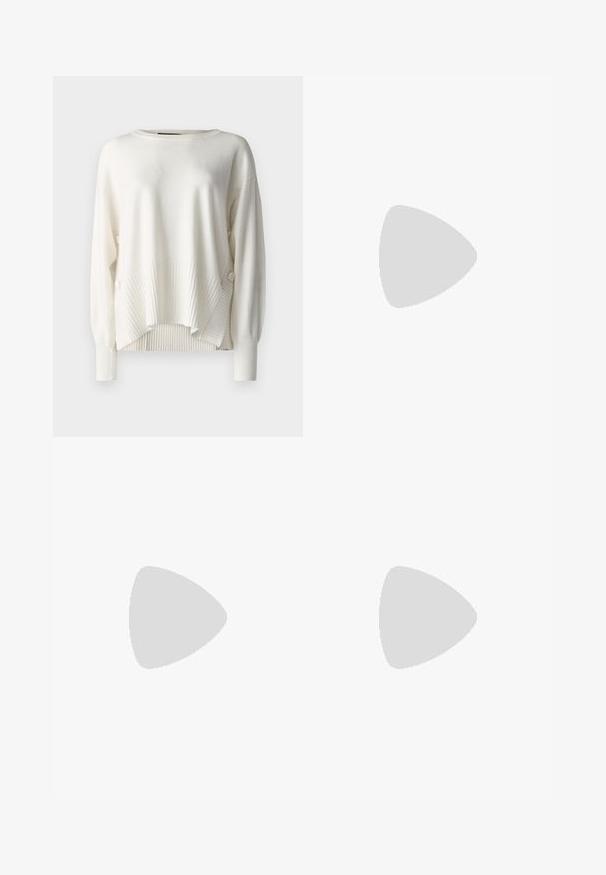 Hvid sweater med en afslappet pasform, ribbet tekstur i bunden og på ærmerne, samt dekorative knapper på siden. Blødt stof, rund halsudskæring.; Black wide-leg bukser lavet af glat stof, med flad front, bæltestropper og en skræddersyet pasform uden lommer.; Sorte spidse slingback-sko med en lav hæl, lavet af glat læder og med udskæringer på siden for åndbarhed.; Sølv hoops øreringe med et glat, buet design. Har en skinnende metallisk finish og studs-lukning. Ingen synlige mønstre eller accenter.