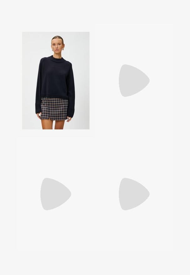 Koton CROP HIGH NECK LONG SLEEVE - Sweter; Czarne spodnie dresowe z miękkiego materiału, z trzema pionowymi beżowymi paskami po bokach i elastycznym pasem. Prosty design, bez kieszeni.; Beżowe zamszowe buty wsuwane z okrągłym noskiem i grubą, teksturowaną podeszwą. Charakteryzują się minimalnym przeszyciem i miękkim designem.; Czarna skórzana torba hobo o miękkim, zaokrąglonym kształcie. Ma szeroki uchwyt na górze i zgromadzenia u podstawy, co nadaje jej luźny wygląd.