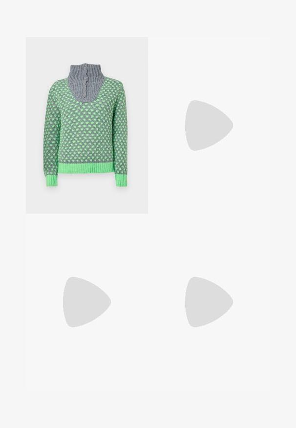 Gestrickter Pullover mit grauem, geripptem Kragen und fünf Knöpfen, grünem geometrischem Muster sowie grünen, gerippten Bündchen und Saum.; Schwarze hochtaillierte Jeans mit einem Knopf- und Reißverschluss, Fronttaschen und ausgestellten Beinen, flach auf einem weißen Hintergrund ausgelegt.; Schwarze Stiefeletten aus glattem Leder mit seitlichem Reißverschluss, klobigem strukturiertem Absatz und runder Zehenform.; Schwarze Laptoptasche aus Leder mit glatter Textur, rechteckiger Form und zwei langen Griffen. Keine sichtbaren Beschläge oder Verzierungen.