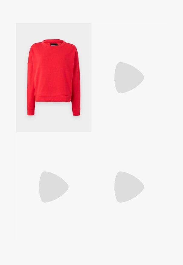 Sudadera roja con cuello redondo, mangas largas y un diseño corto. Hecha de material suave con una textura lisa. Sencillez clásica.; Jeans de mezclilla de tiro alto, de pierna ancha, en azul claro, con dos bolsillos delanteros y costuras visibles. Cuentan con un cierre de botón y cremallera.; Zapatos slingback de punta afilada en brillante cuero sintético beige con un tacón estrecho y tira ajustable para un ajuste seguro.; Bolso de mano con estampado de serpiente y asa curvada. Hecho de materiales texturizados en tonos beige y marrón, con un patrónen diamante distintivo.