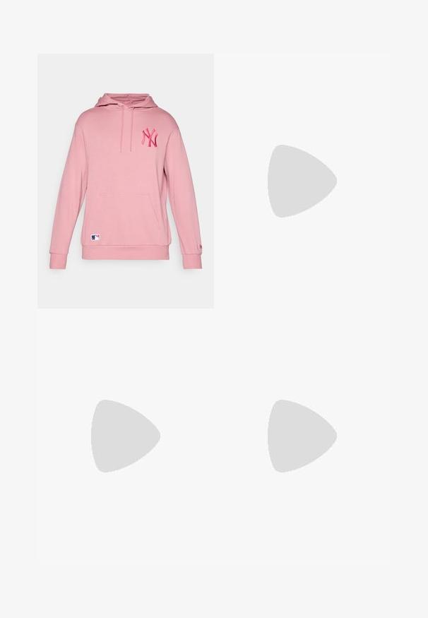 Roze hoodie met een kangoeroezak en geribbelde manchetten, voorzien van een geborduurd NY-logo op de borst en een klein MLB-logo label aan de onderkant.; Witte sportieve shorts van lichtgewicht stof, met een elastische tailleband en een trekkoord, en zijzakken. Zachte textuur.; Witte leren sneaker met een getextureerde rubberen neus, drie zijstreepjes en een gevoerde kraag. Platte witte veters en een minimalistisch ontwerp.; Metalen zonnebril met ovale groene lenzen. Dunne zilveren metalen rand en zwarte oorstoppers. Minimalistisch ontwerp, zonder zichtbare logo's.