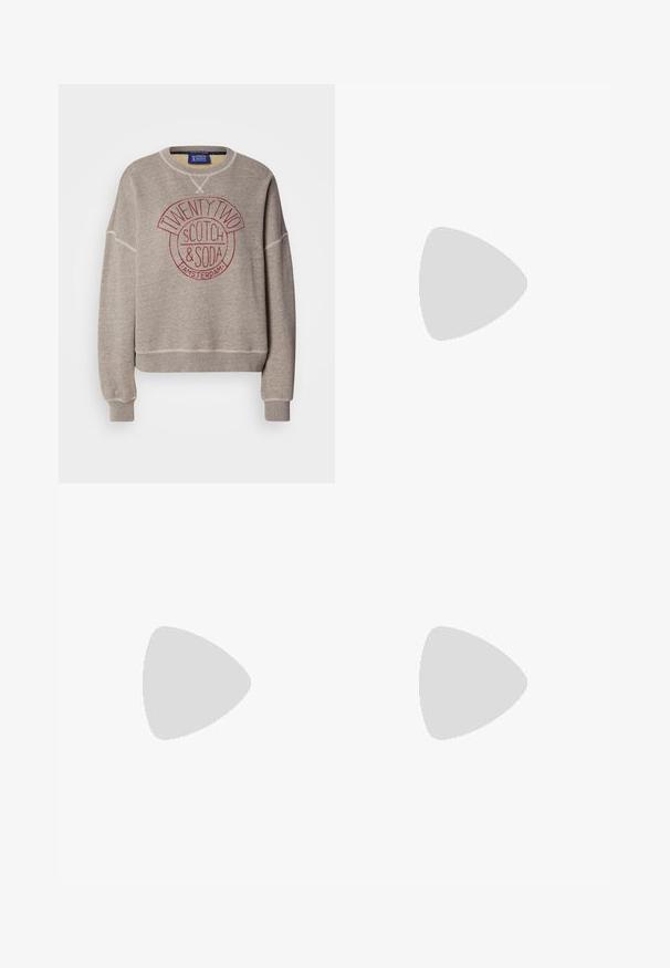 Grå hettegenser i myk stoff med rund hals. Har et sirkulært rødt trykk med teksten "TWENTY TWO SCOTCH & SODA AMSTERDAM." Ribbestrikkede mansjetter.; Beige videbukser laget av glatt stoff, med frontbrett, skreddersydd midjebånd og sidelommer. Ren kantfinish.; Brune lær cowboy støvel med spiss tå, broderte svirvlende mønstre på skaftet og en stablet blokk hæl. Har en trekksløyfe for enkel påkledning.; Gullige hoop øreringer med en teksturert, uregelmessig form. Har en sømløs lukking og en polert overflatefinish som fremhever et moderne design.