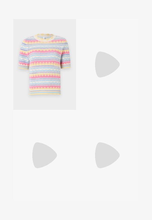 Pullover a maniche corte a maglia con un motivo multicolore composto da strisce blu, rosa, giallo e crema. Collo rotondo e finitura texturizzata.; Pantaloni a gamba larga in tessuto grigio scuro, con vita alta, pieghe singole e una texture liscia con una finitura pulita sui orli.; Scarpe nere in pelle verniciata con punta affilata, tacco a blocco e cinturino alla caviglia, abbinate a scaldamuscoli grigi a coste e una gonna in suede marrone.; Borsa a tracolla in ecopelle nera con texture a coccodrillo, apertura cinchata e tracolla arricciata. Si presenta con un design morbido e compatto.