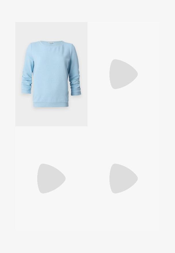 Maglione a maglia testurizzata azzurro chiaro con maniche lunghe, scollo a girocollo e polsini e orlo a coste. Il design presenta un sottile motivo a nido d'ape.; Jeans in denim azzurro chiaro, con vestibilità dritta, vita alta, trama sbiadita e cinque tasche. Presentano chiusura con bottone metallico e zip.; Sneaker bianco realizzato in materiale sintetico liscio, con punta arrotondata, design con lacci, suola piatta e delicati dettagli perforati.; Borsa tote in vera pelle marrone con doppie maniglie, presenta cuciture a contrasto e un design spazioso, adatta per l'uso quotidiano.