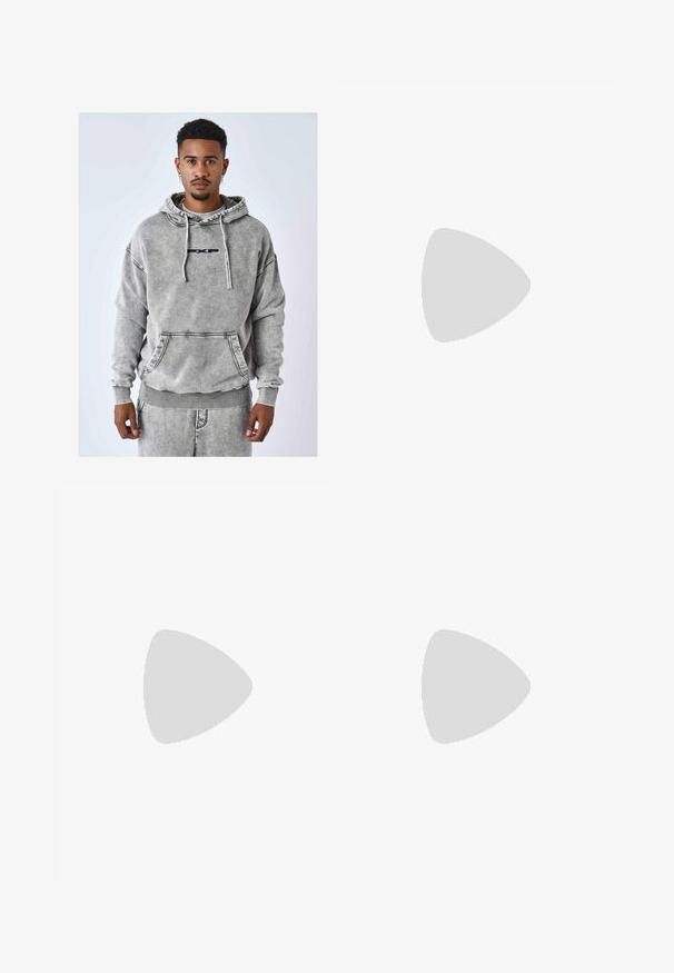 Sudadera gris de tela suave y texturizada, con un bolsillo frontal, capucha ajustable y un logo negro en el pecho. Presenta puños y dobladillo acanalados.; Camiseta de algodón negra de mangas cortas, con un gráfico frontal de una estatua y la palabra "REPENT" en letras gruesas de color gris.; Pantalones de carga camuflados en tonos de gris y blanco, con múltiples bolsillos y un cordón en los puños para un ajuste ajustable.; Zapatilla de running negra que presenta una combinación de malla y materiales sintéticos, suela gruesa, diseño curvado y una marca prominente en el costado.; Gafas de sol angulares de tonalidad gris con detalles en plata, sobre un fondo claro. Las lentes presentan una forma geométrica única.