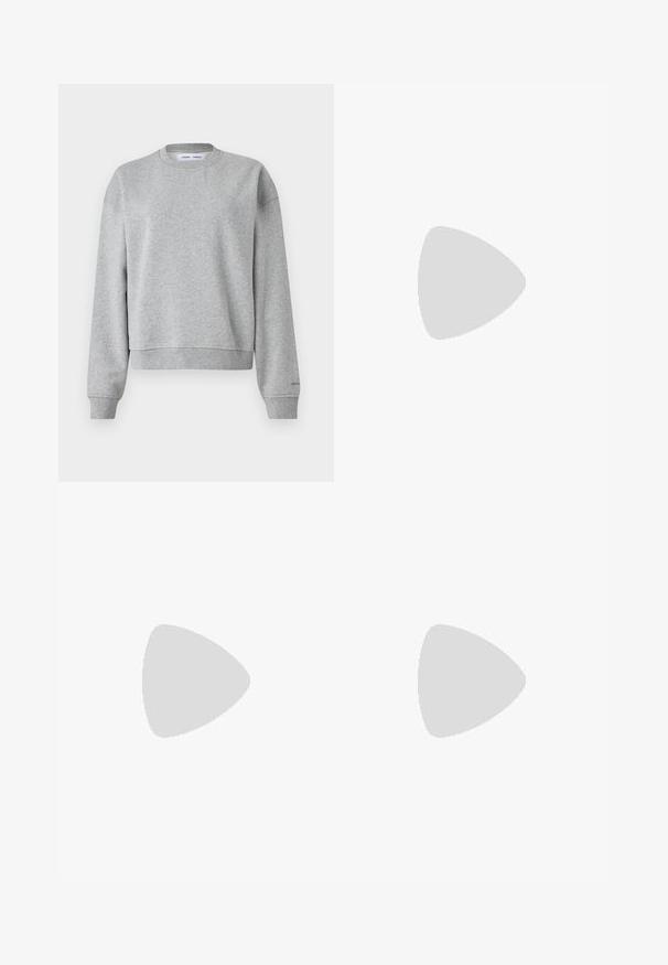 Harmaa huppari, jossa on pyöreä kaula-aukko, pitkät hihat ja hieman lyhennetty malli. Valmistettu pehmeästä kankaasta, jossa on ribbettä hihansuissa ja helmassa.; Mustat räätälöidyt housut suoraa lahjetta, joissa on sileä pinta ja terävät taitteet edessä. Ei näkyvää metalliosaa.; Mustat nahkaiset slingback-korkokengät, joissa on terävä kärki, ohuet korot ja kultasävytteinen yksityiskohta säädettävässä hihnassa. Silkkinen pinta.; Mustalla nahkalaukulla, jossa on jämäkkä muotoilu, lyhyt malli, yläkahva ja kultaiset yksityiskohdat. Säädettävä olkahihna sisältyy.